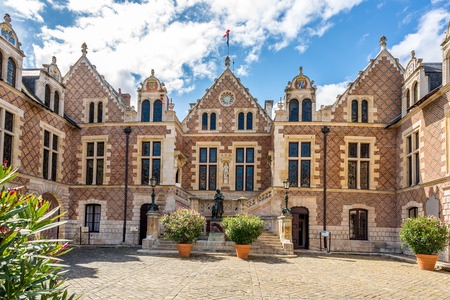 Promenades romantiques à Orléans : les plus beaux lieux, main dans la main.